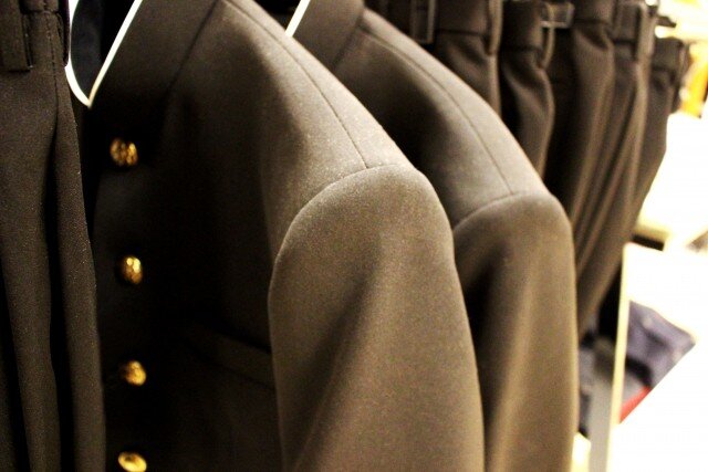 アパレル営業が学生服・制服のサンプルを陳列する