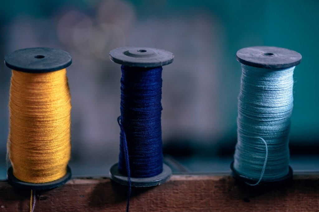 アパレル生産管理が縫い糸の強度を確認する